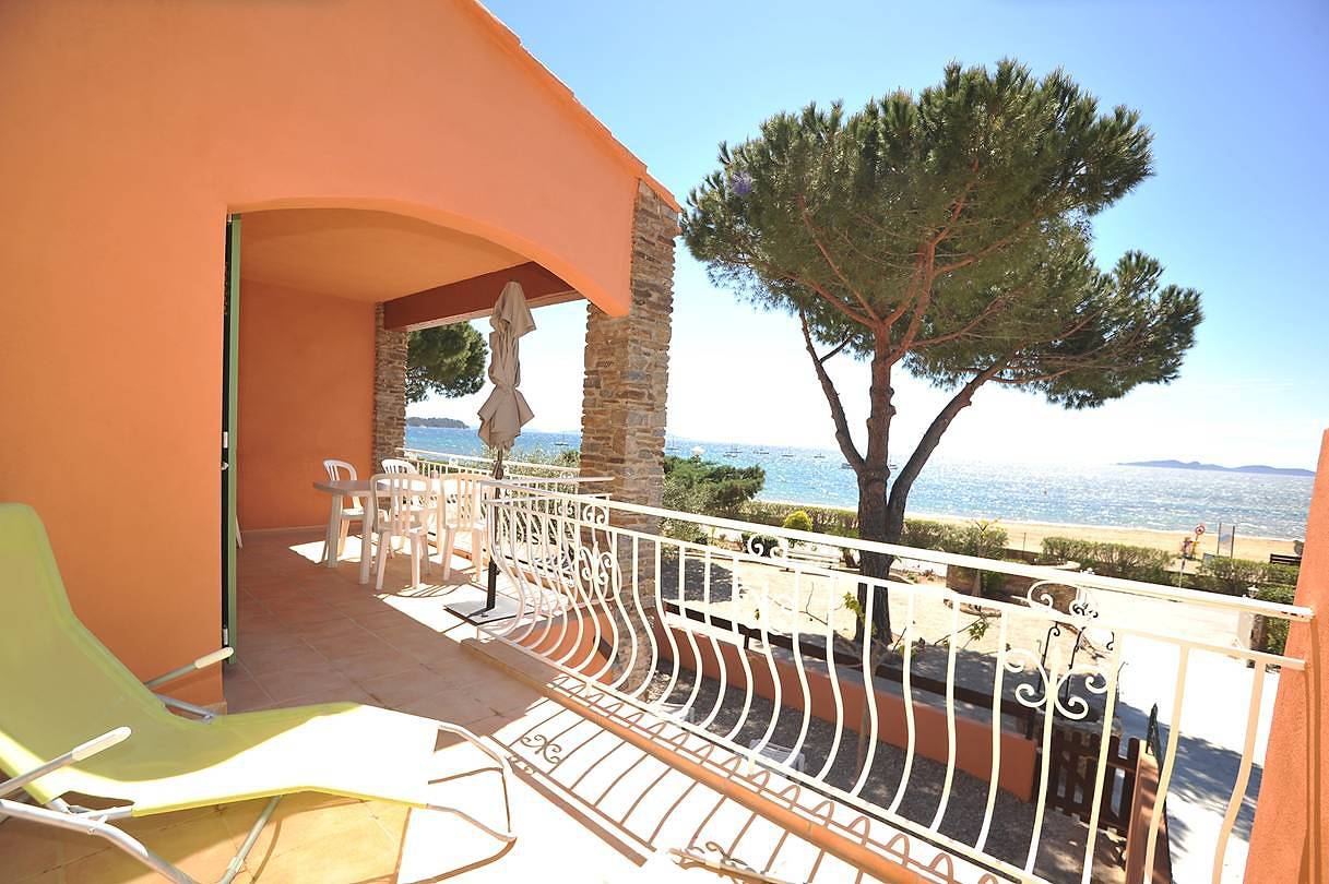 Appartement de vacances entier, (4) Joli T2 (4 pers.) à 10 mètres de la Plage avec Vue Mer, Piscine Chauffée et Tennis in La Londe-les-Maures, Parc national de Port-Cros