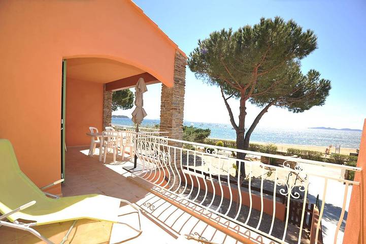 Appartement de vacances entier, (4) Joli T2 (4 pers.) à 10 mètres de la Plage avec Vue Mer, Piscine Chauffée et Tennis in La Londe-les-Maures, Parc national de Port-Cros