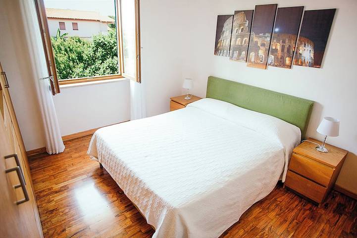 Ganze Wohnung, Große Wohnung in der Nähe des Flughafens, kostenlose Privatparkplätze in Fiumicino, Rom Provinz