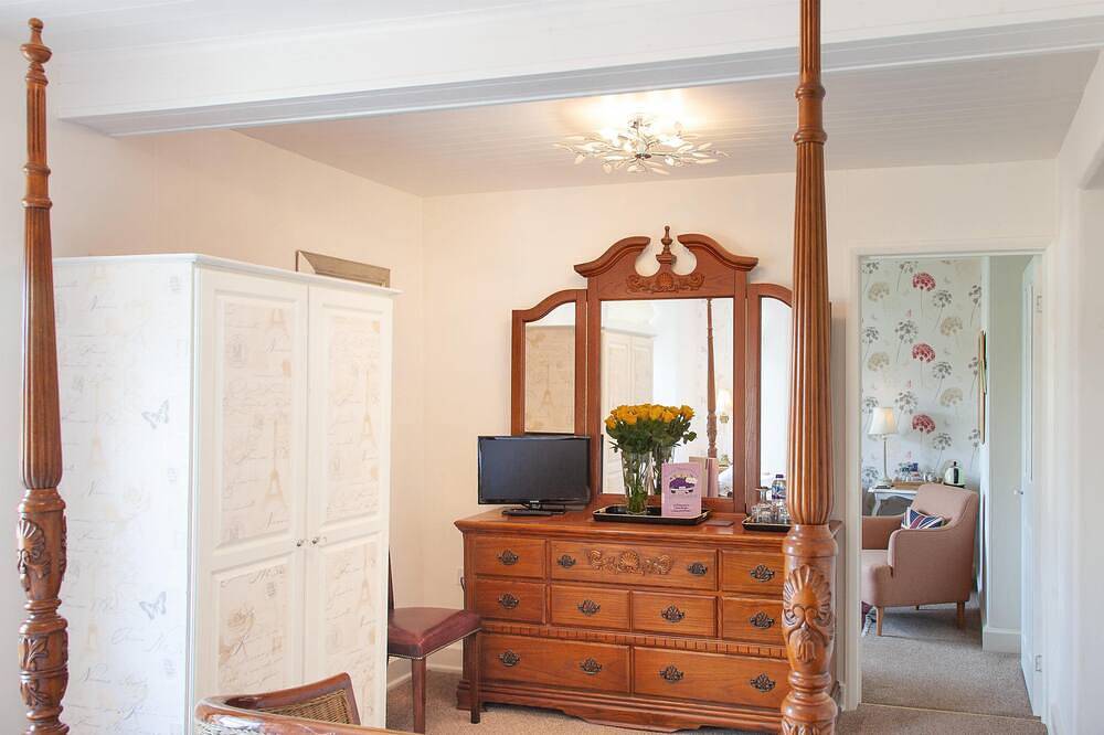 Suite-Deluxe-Ensuite-with Four Poster in Torquay, Torbay