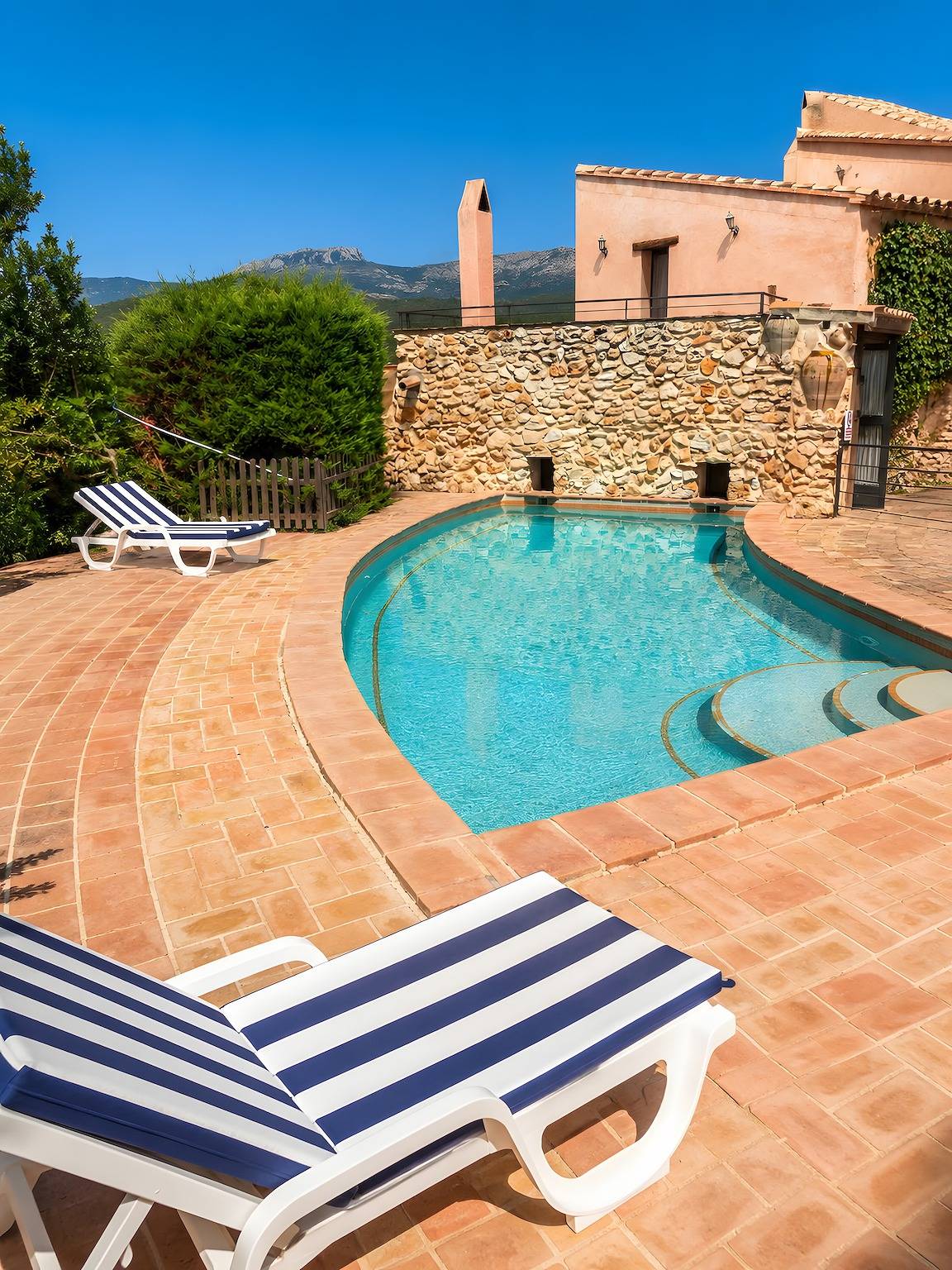 Landhaus „Apartamento Curto“ mit Bergblick, Gemeinschaftspool und Wlan in el Perelló, Terres de l'Ebre