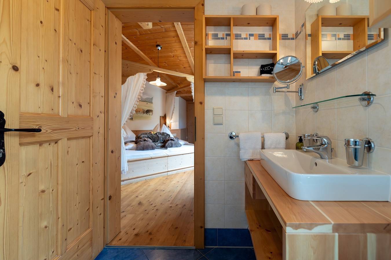 Habitación 'Himmelbettzimmer' con terraza compartida, jardín compartido y Wi-Fi in Eores, Bresanona