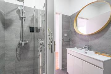 Vacation Rental for 6 Guests in Arroios, Lisbon District, Picture 3