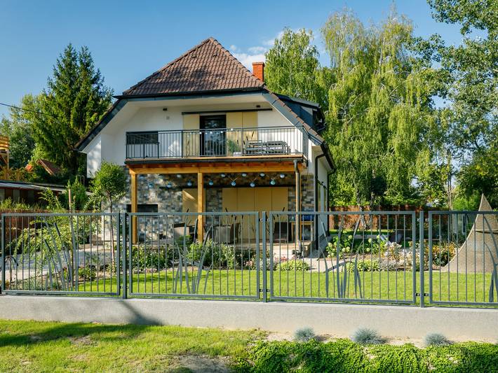 Location de vacances pour 7 personnes, avec Terrasse ainsi que Jardin et Vue sur le lac en Hongrie