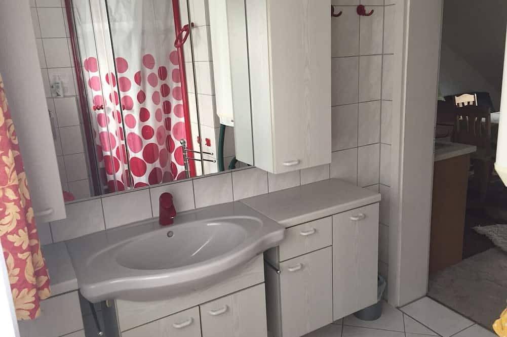 Ganze Wohnung, Sehr ruhige, gemütliche und sehr gut eingerichtete Ferienwohnung im Dachgeschoss in Gemünden am Main, Maindreieck
