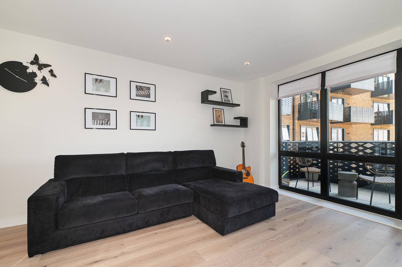 Entire apartment, Bright & Stylish 2-Bed flat with Balcony in Ealing - Pass the Keys in Ealing, London