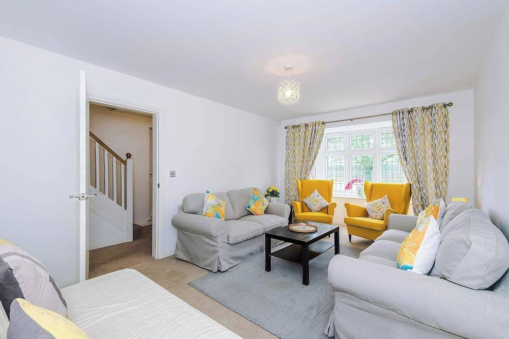 Modern 4Br Home in Preston, Parking, Sleeps 8 in Preston, Lancashire