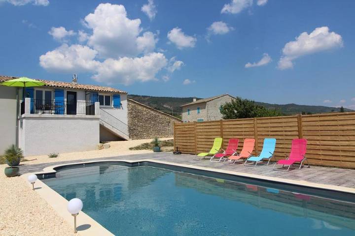 Location de vacances pour 6 personnes, avec piscine ainsi que vue et jardin à Valvignères