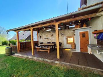 Gîte pour 6 personnes, avec terrasse ainsi que vue et jardin à Logatec