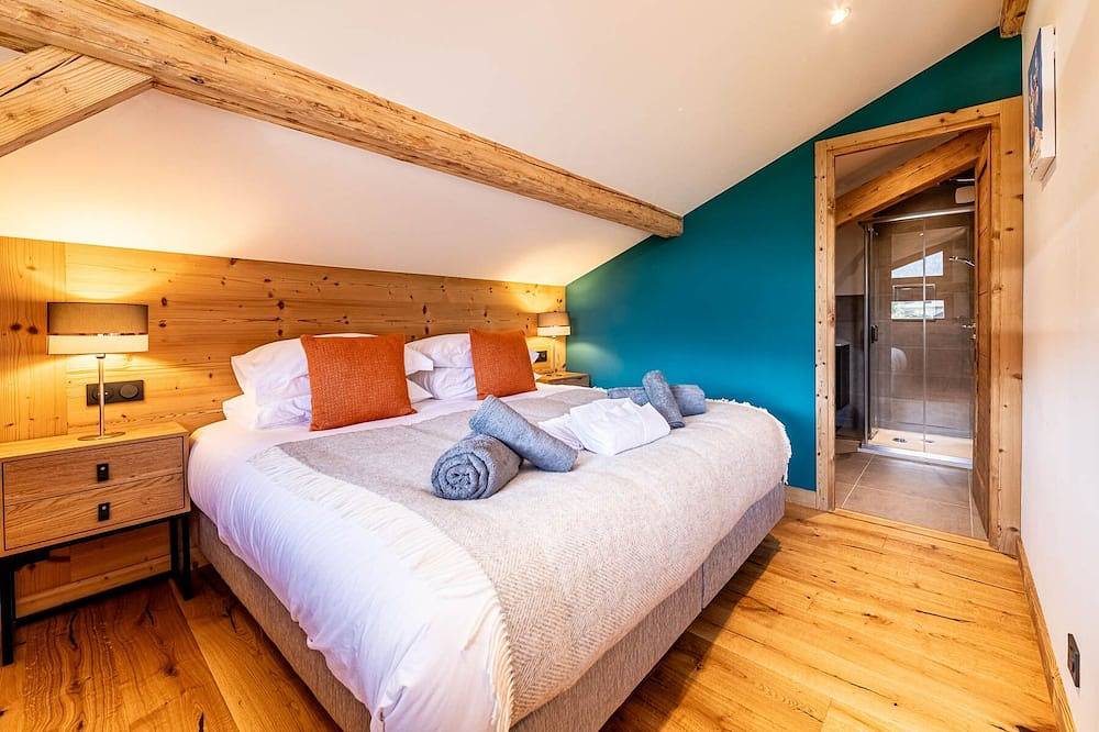 Luxury Alpine Chalet with Mountain Views, Hot Tub & Sauna in Essert-Romand, Les Portes du Soleil