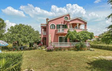 Ferienwohnung für 3 Personen, mit Terrasse und Garten in Sukosan