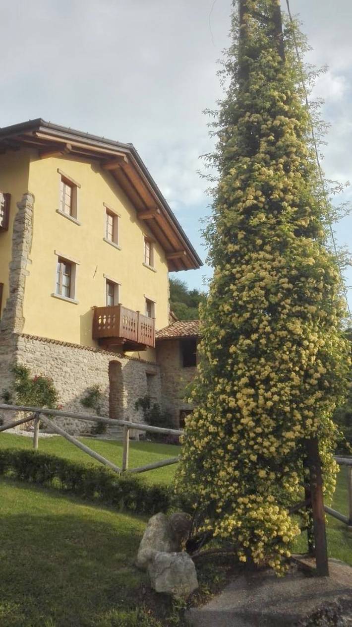 Location de vacances pour 2 personnes, avec Terrasse ainsi que Jardin et Vue à San Giovanni Bianco