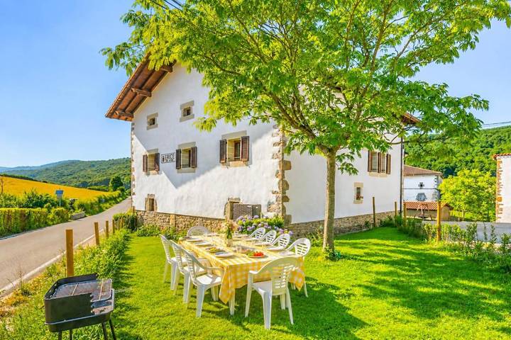 Casa rural para 14 personas, con Balcón además de Terraza y Vistas en Araquil