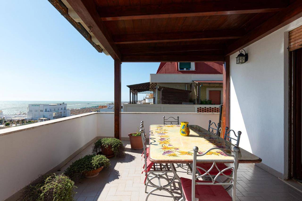 Appartamento intero, One-Bedroom Apartment in Ostia, Roma