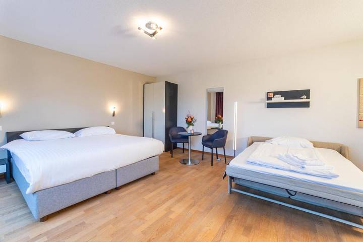 Hôtel pour 2 personnes, avec jacuzzi et sauna ainsi que terrasse et piscine à Saignelégier - 2