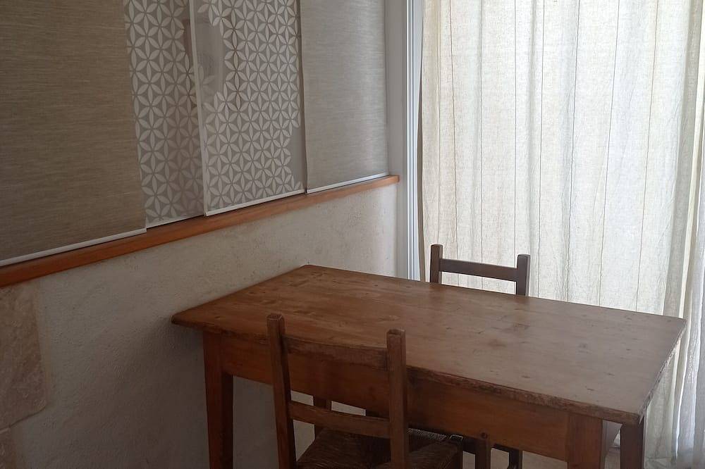 Entire apartment, Charmant Studio Au Calme Avec Terrasse Et Parking in Fontvieille, Arles region