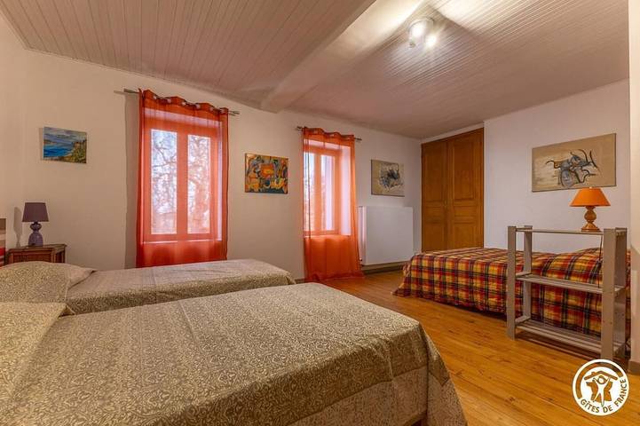 Location de vacances pour 14 personnes, avec jardin à Charensat - 3