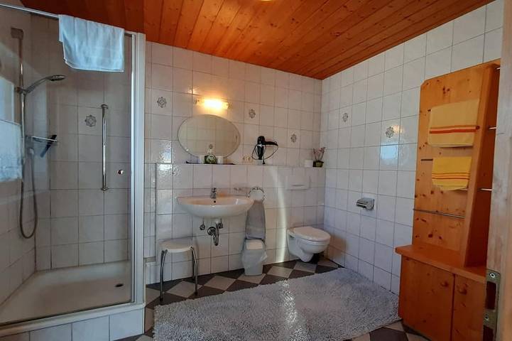 Entire apartment, Three-room vacation apartment (2) 60 square meters, large bathroom, separate bedroom, kitchen, balcony in Reit im Winkl, Bavarian Alps