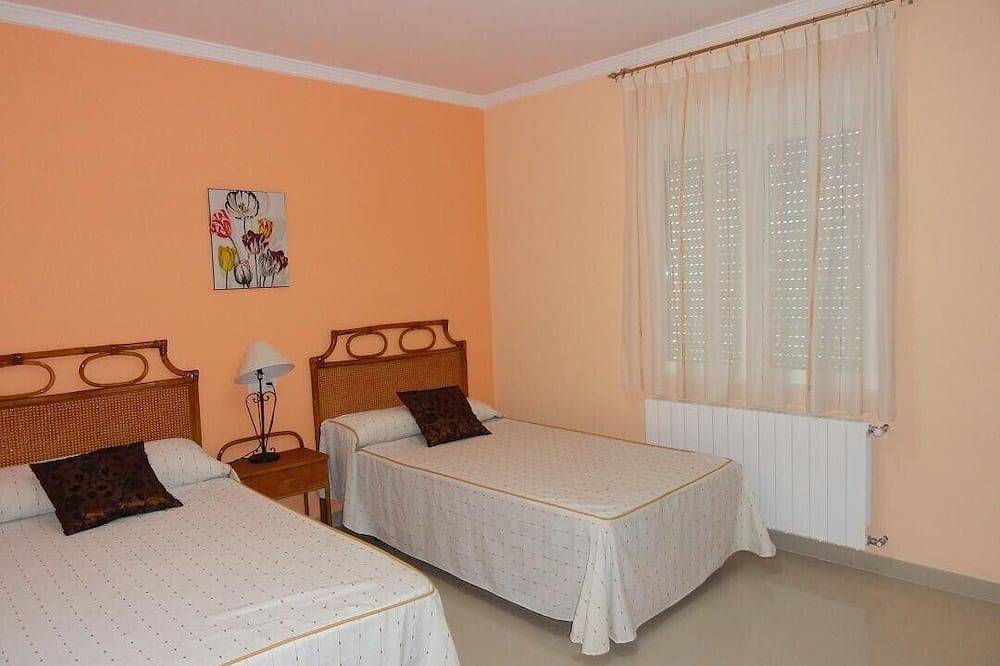 Chalet con  Piscina privada, billar futbolín, Bbq, 5 mim a playa, vista montaña. in Gilet, Costa de Valencia