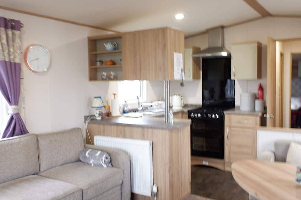 2 Bed Caravan - Sleeps 6 - Pets - Pool - Wifi in Mersea Island, Colchester