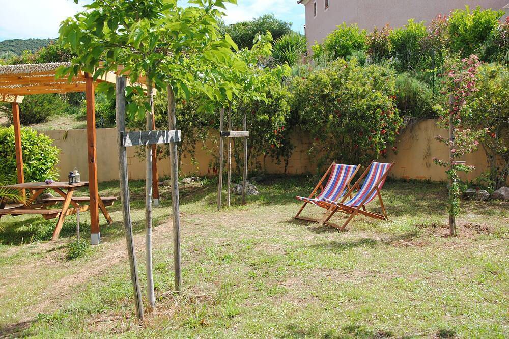 Appartement entier, Studio ds Villa à La Campagne av Terrasse,au calme à Alata in Alata, Région d'Ajaccio