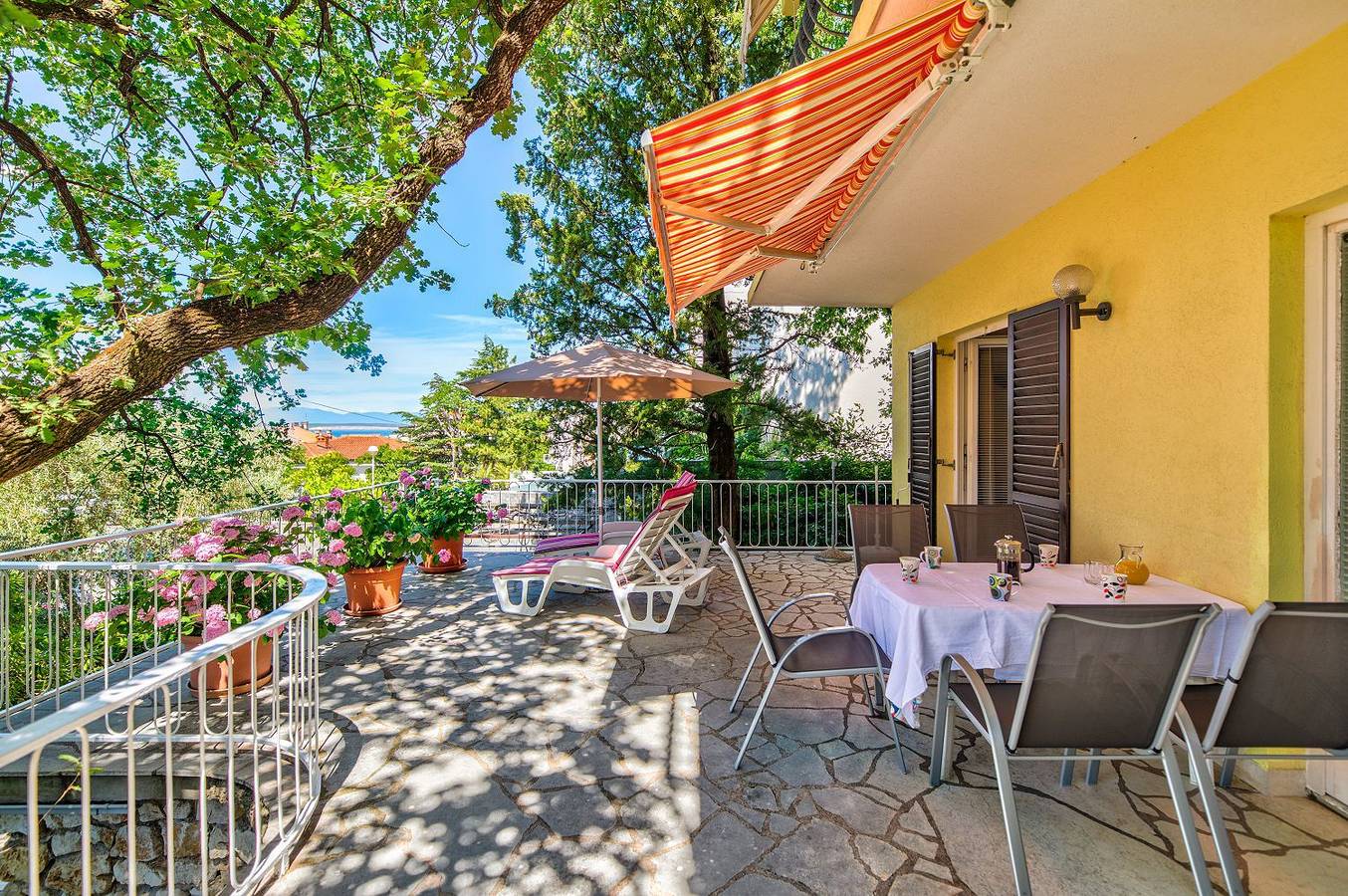 Appartement entier, Charmantes Apartment nur 200 Meter zum Strand mit Meerblick, Liegen, Grillbereich in Selce, Primorje-Gorski Kotar