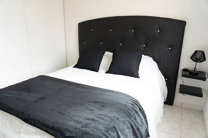 Location de vacances pour 7 personnes, avec balcon et jardin à Pinet (homonymie) - 4