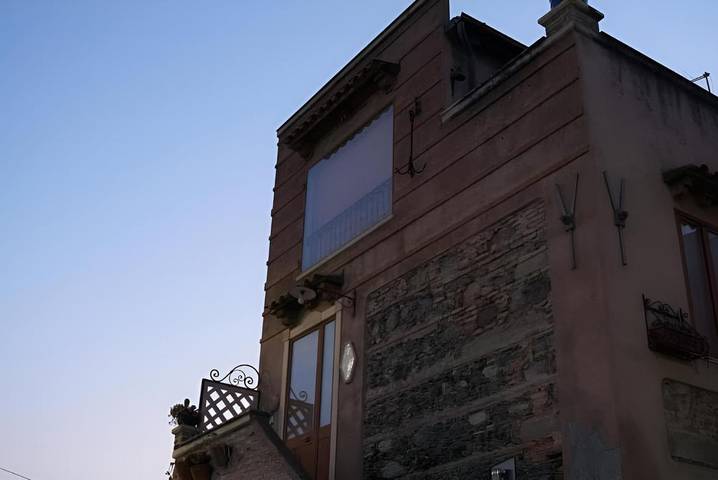 Casa vacanza per 4 persone, con panorama e terrazza, con animali domestici a Nizza di Sicilia