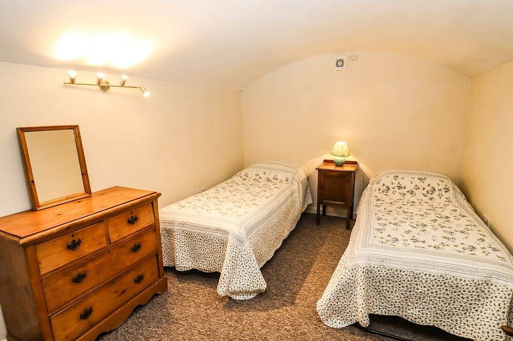 Dollar Ward House Basement, pet friendly in Cirencester in Cirencester, Gloucestershire