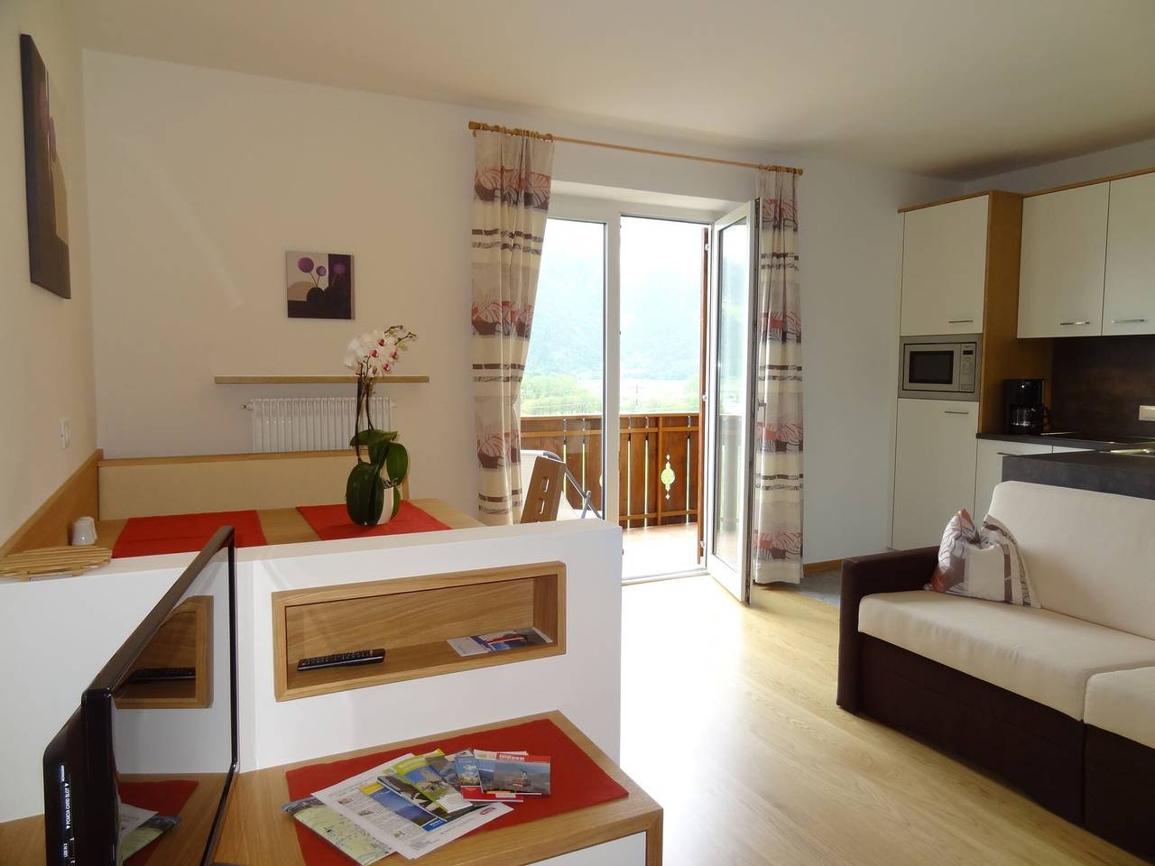 Ganze Wohnung, Apartment 'Fewo Apfelblüte' mit Bergblick, Gemeinschaftspool und Wlan in Naturns, Texelgruppe