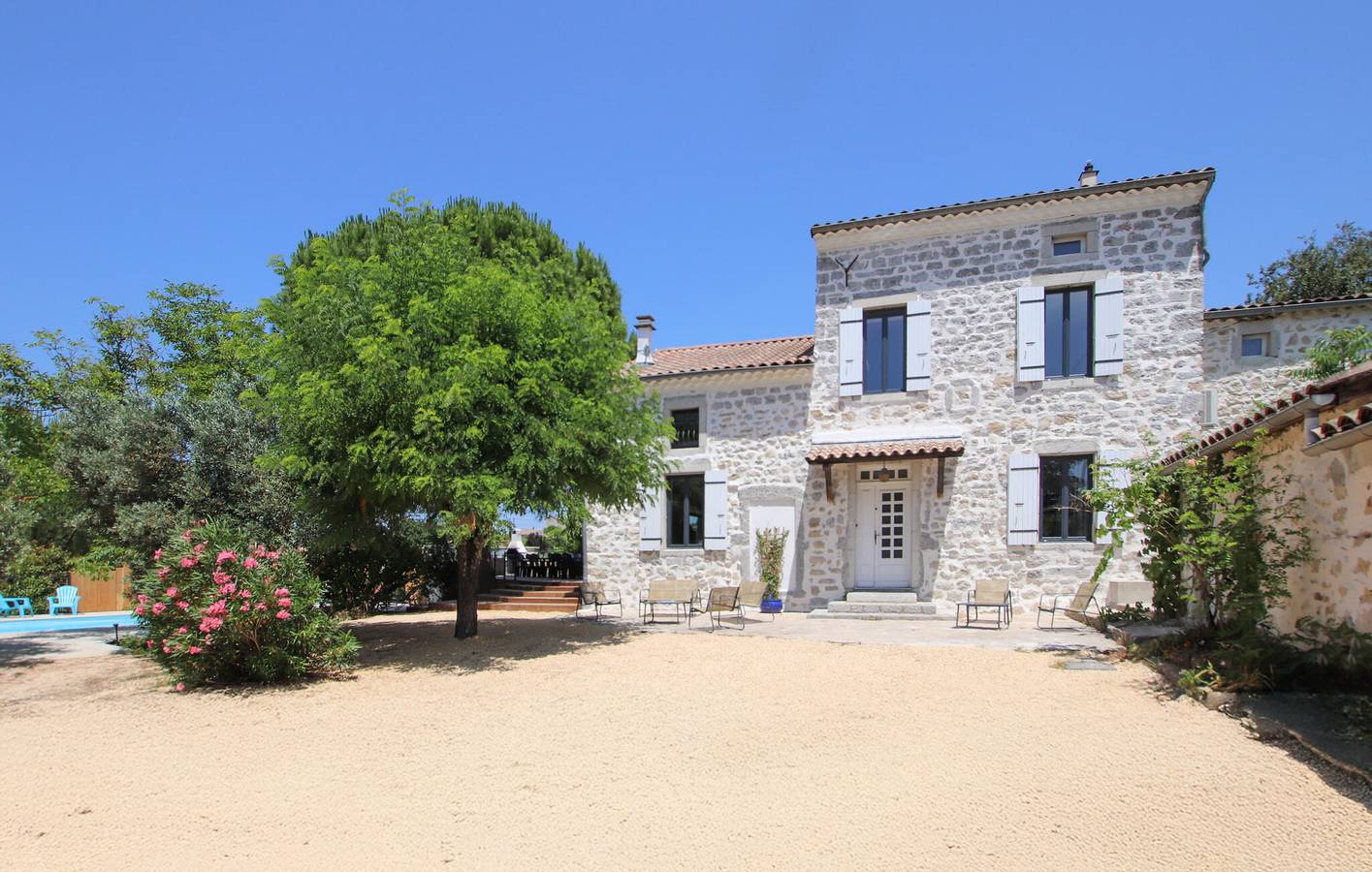 Oasis urbano con piscina y jardín, WiFi, AC - Ruoms 600m in Ruoms, Ardèche
