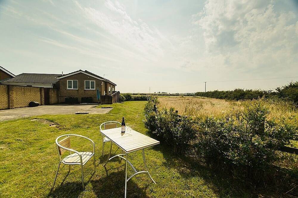 Large garden, dogs welcome,10 Minutes to Beach, Ev charger, solar power, wifi. in Mumby, Lincolnshire