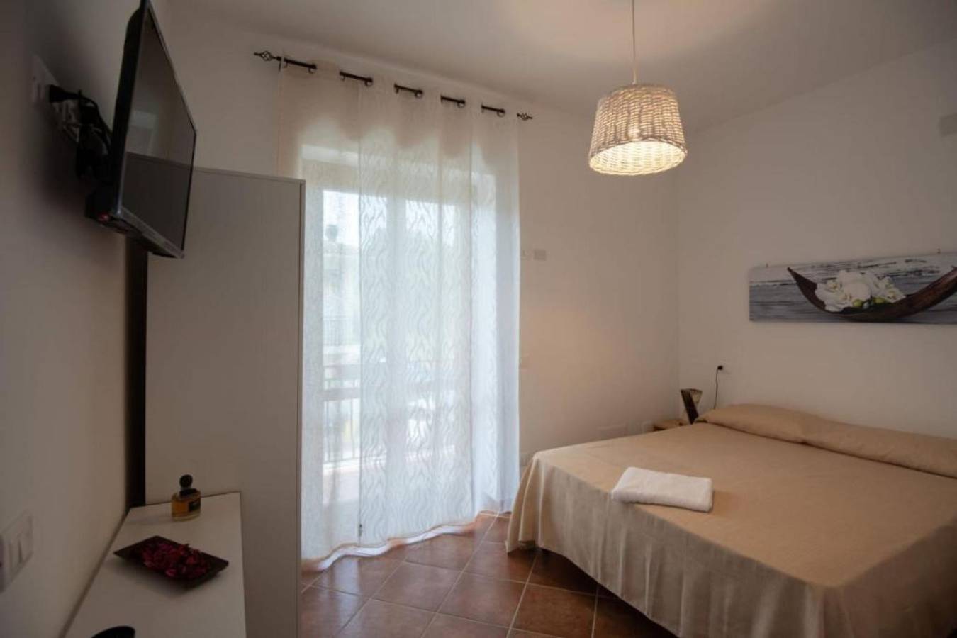 Spacious 1.5km to Beach Apartment with Balcony & Modern Amenities in Agropoli, Cilento Coast