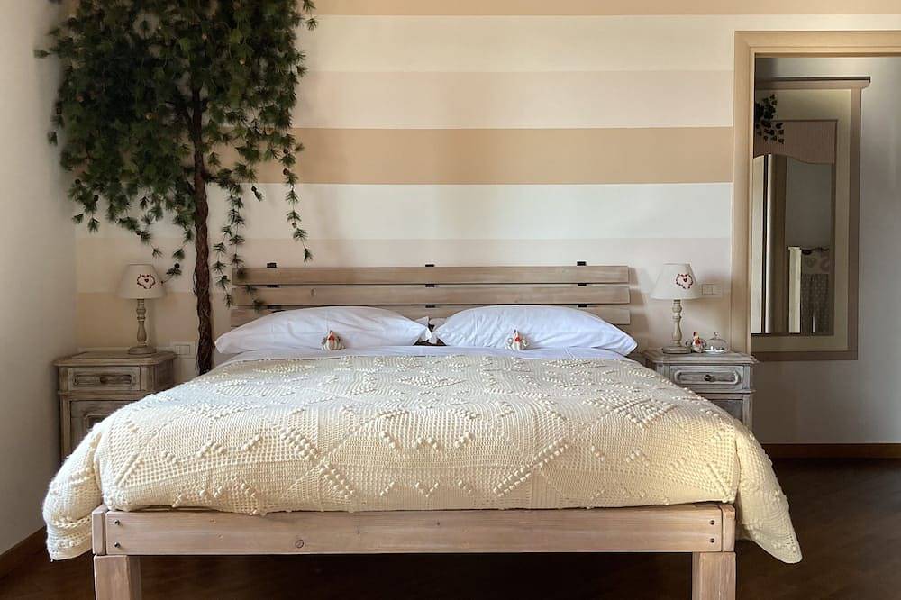 Entire apartment, Verona, house with porch and garden, in a single house, internal parking in Verona, Garda Mountains