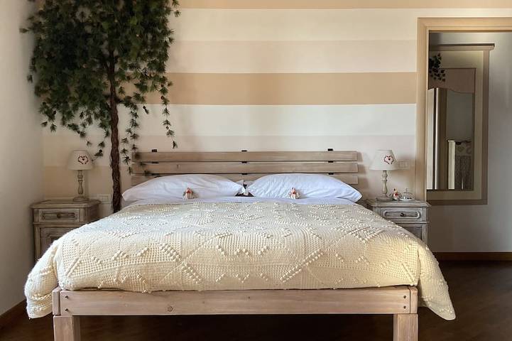 Appartamento intero, Verona, abitazione con portico e giardino, in casa singola, parcheggio interno in Verona, Prealpi Gardesane