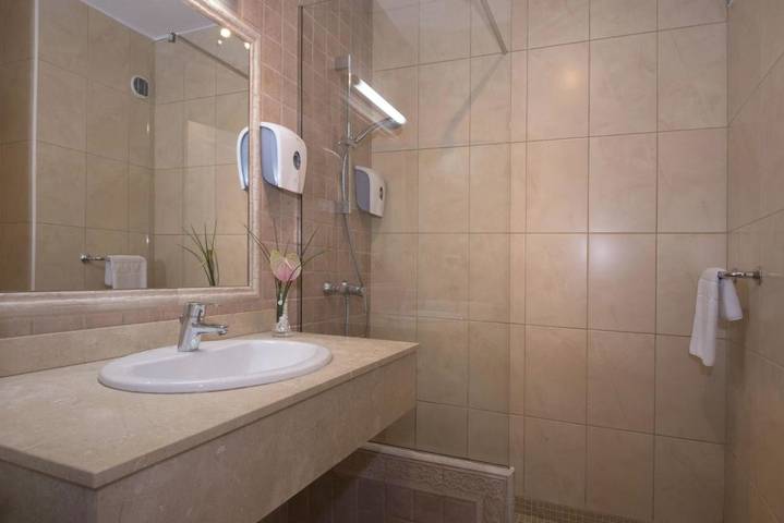 Hôtel pour 10 personnes, avec terrasse et jacuzzi dans La Caleta - 2