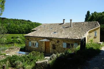 Gîte pour 6 personnes, avec piscine ainsi que jardin et terrasse à Réauville