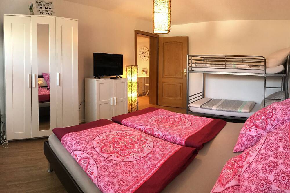 Ganze Wohnung, Moderne 2 Zimmer Ferienwohnung, ca. 70qm mit Terrasse und Garten, Wifi in Mühlhausen-Ehingen, Hegau