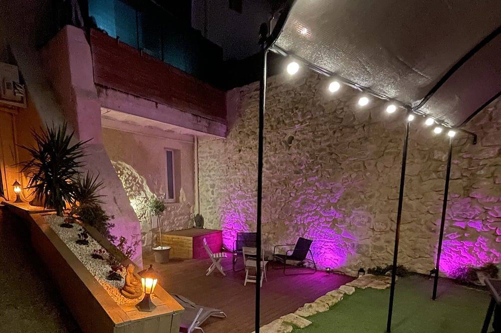 Appartement entier, Appartement Love Room avec jacuzzi et hammam privatisé lieu insolite en amoureux in Orgone, Région d'Arles