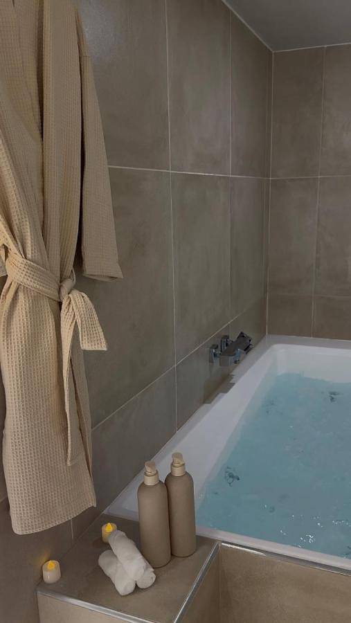 Gîte pour 2 personnes, avec jacuzzi et piscine ainsi que terrasse et sauna à Bonneuil-sur-Marne - 2