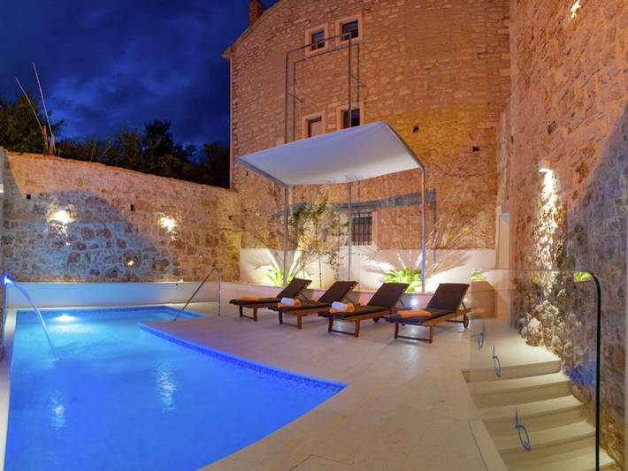 Villa pour 12 personnes, avec Terrasse ainsi que Piscine et Sauna à Bol