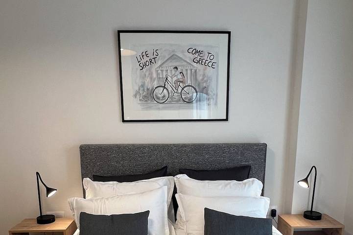 Entire apartment, Stylish 1Br Apt. Opposite Metro- Balcony & Rooftop Lounge with Acropolis View in Central Section of Athens, Athens