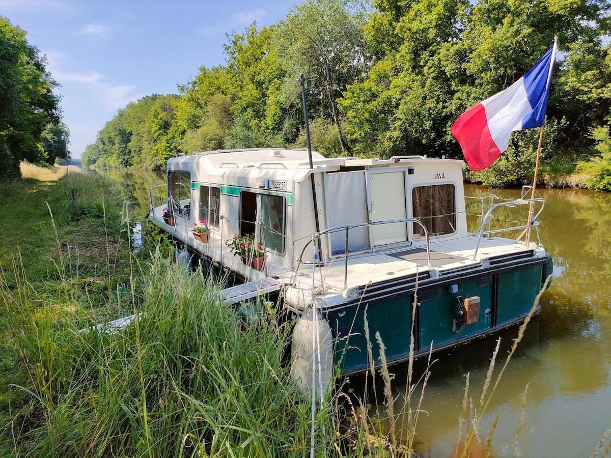 Nuitée insolite aux berges d'un canal tranquille in Luneau, Région de Vichy