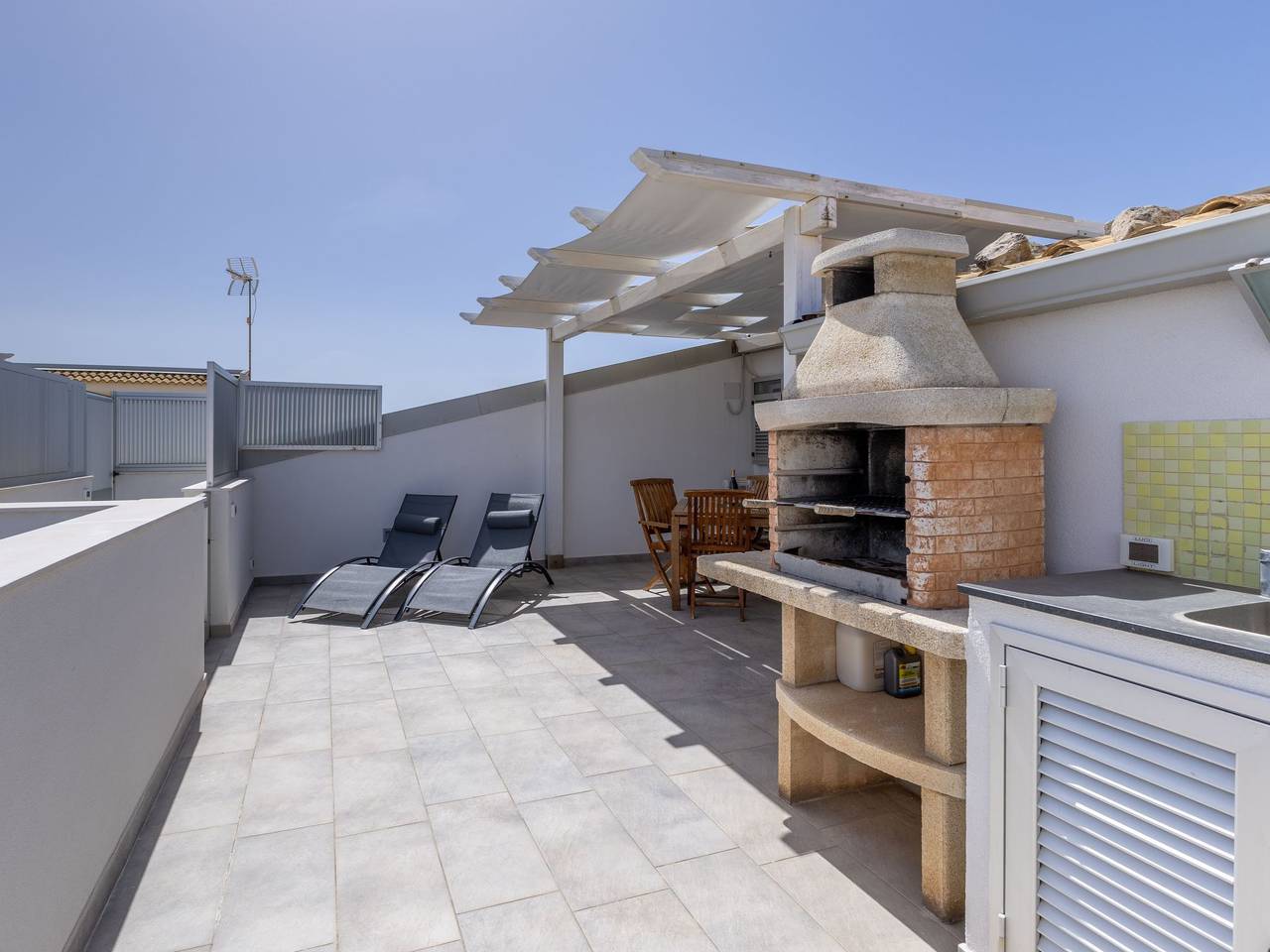 Ganze Wohnung, Charmantes Dachgeschoss mit Terrasse mit Blick auf die Landschaft. in Punta Secca, Santa Croce Camerina