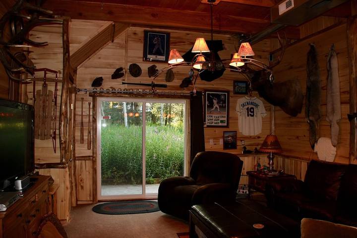 Log cabin for 6 people, with yard in Idaho