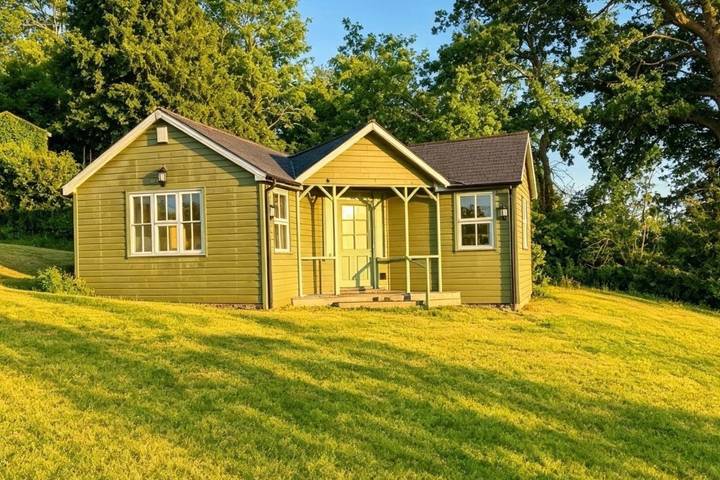 Cottage for 4 people, with Hot tub and Terrace as well as Garden and Pool in London