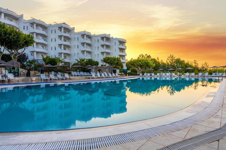 Resort for 4 personer, med badebasseng og barnebasseng i tillegg til hage i Asia