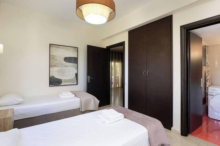 Villa de 200 m² avec jardins privés et piscine de 60 m², à 1,5 km de la plage in Région de Réthymnon