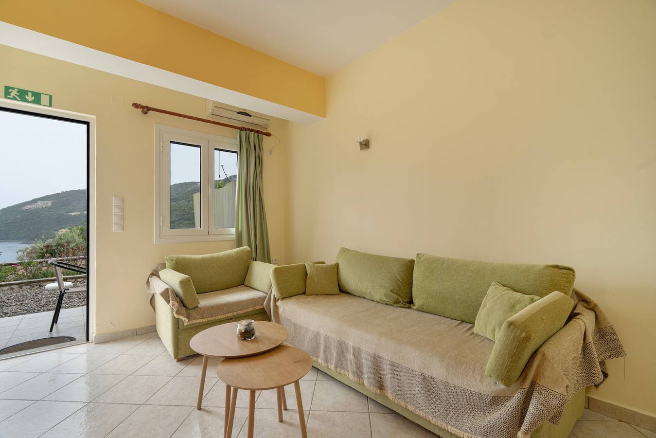Appartement entier, Appartement 'Vardia Room' avec vue mer, Wi-Fi et climatisation in Poros (Leucade), Grèce