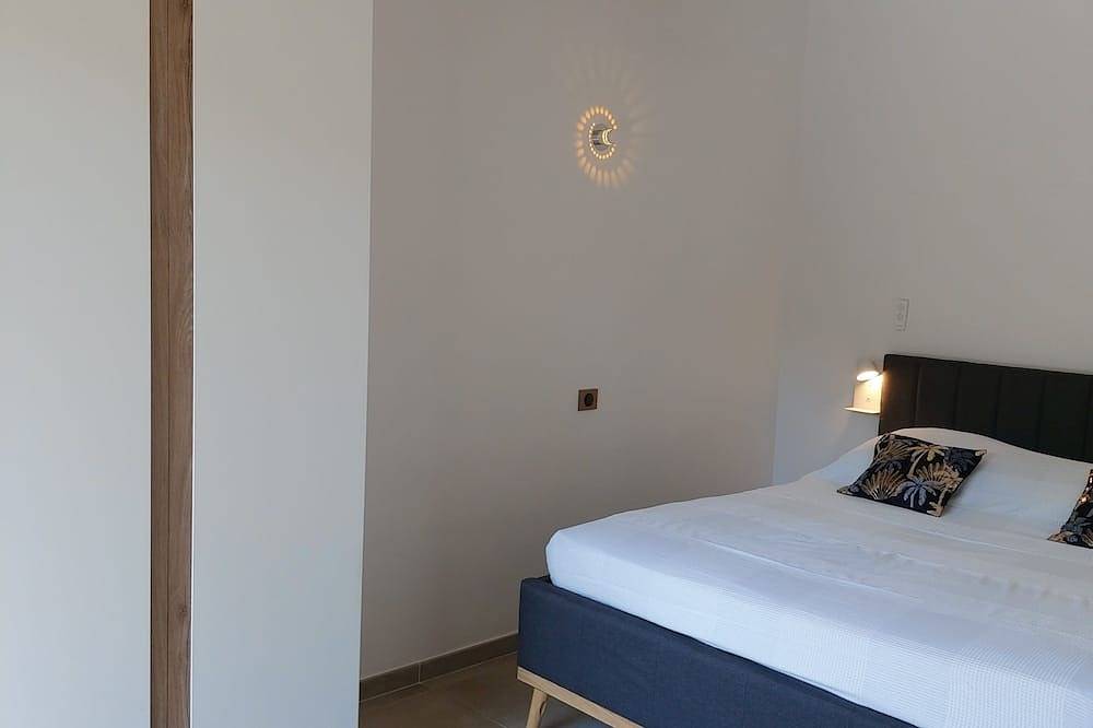 Pool House Avec Piscine et Spa Privés,à 20 km D'avignon, 5 min du Parc Spirou in Carpentras, Vaucluse